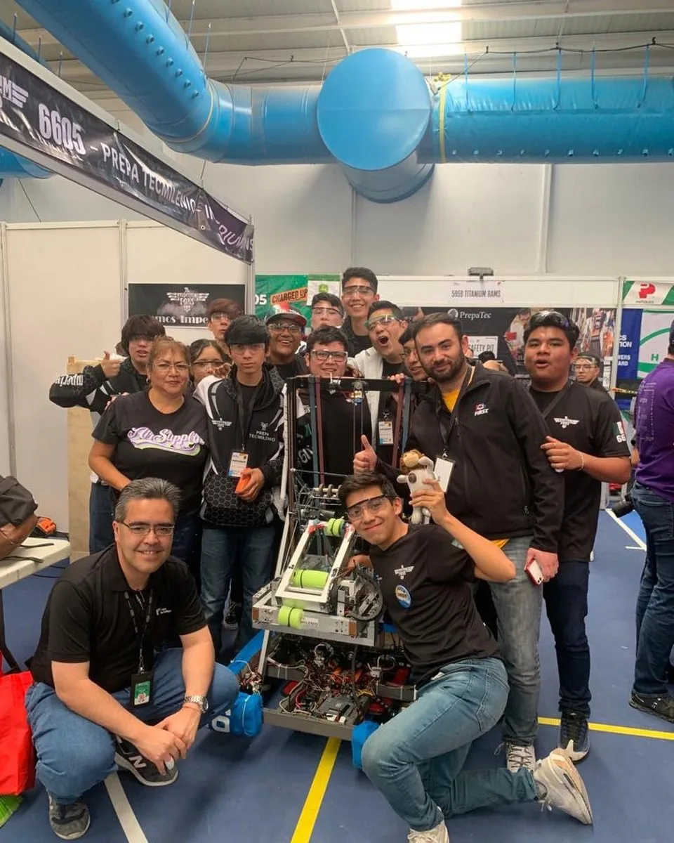 Dr. Drone apoya al equipo de FIRST Robotics Competition