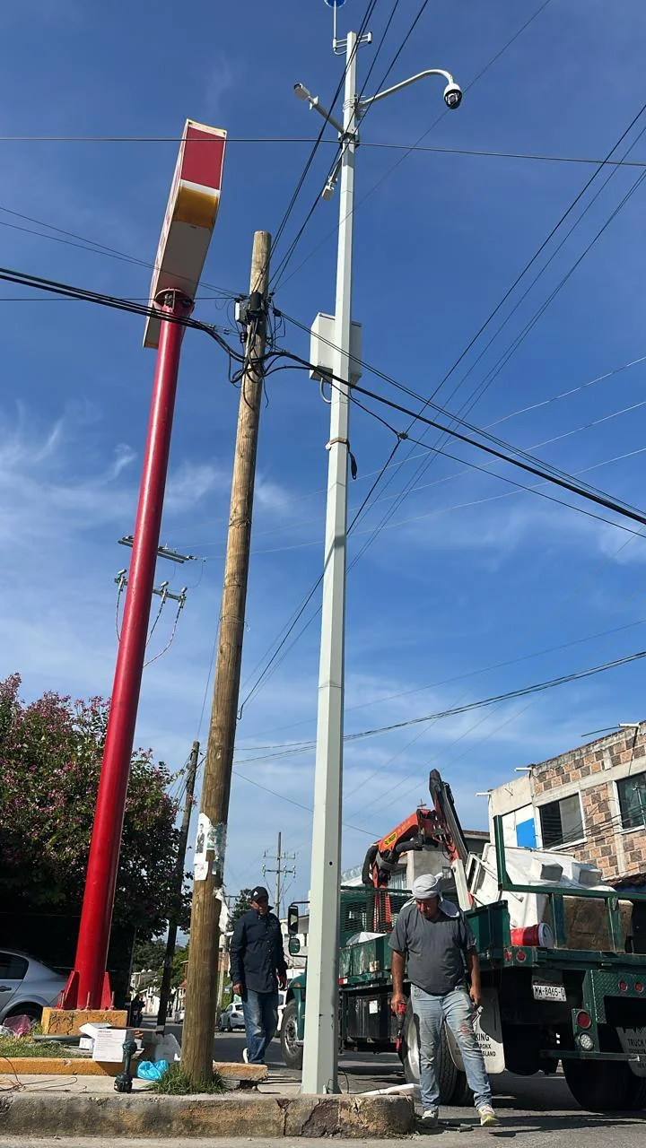 Poste de videovigilancia instalado con cámara PTZ domo y cámaras fijas en Puente de Ixtla, Morelos